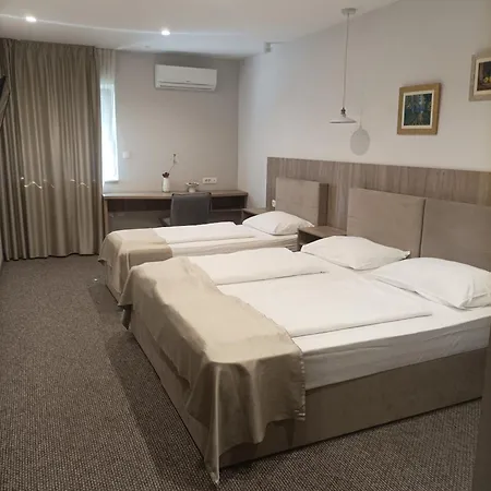 Storia Motel 3*