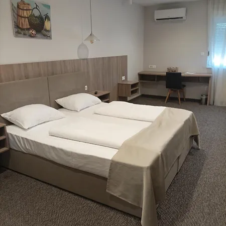 Motel Storia 3*